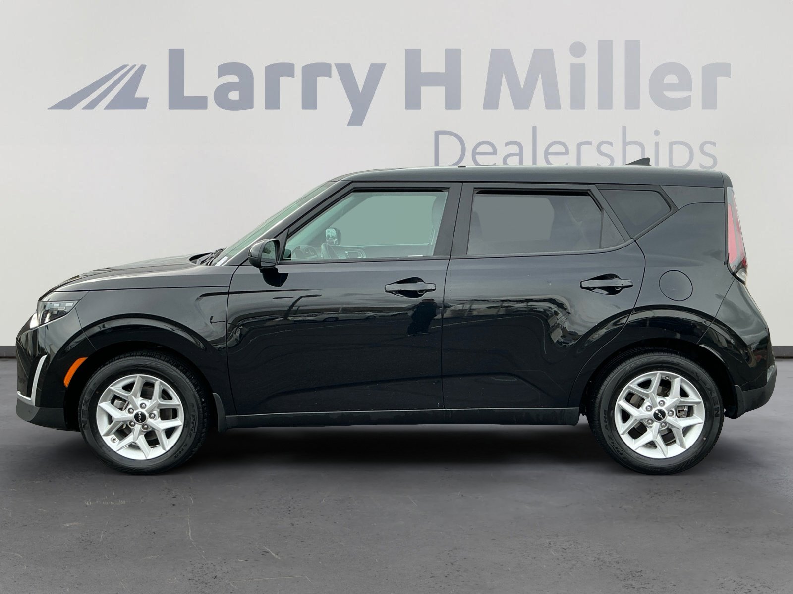 2024 Kia Soul LX photo 2