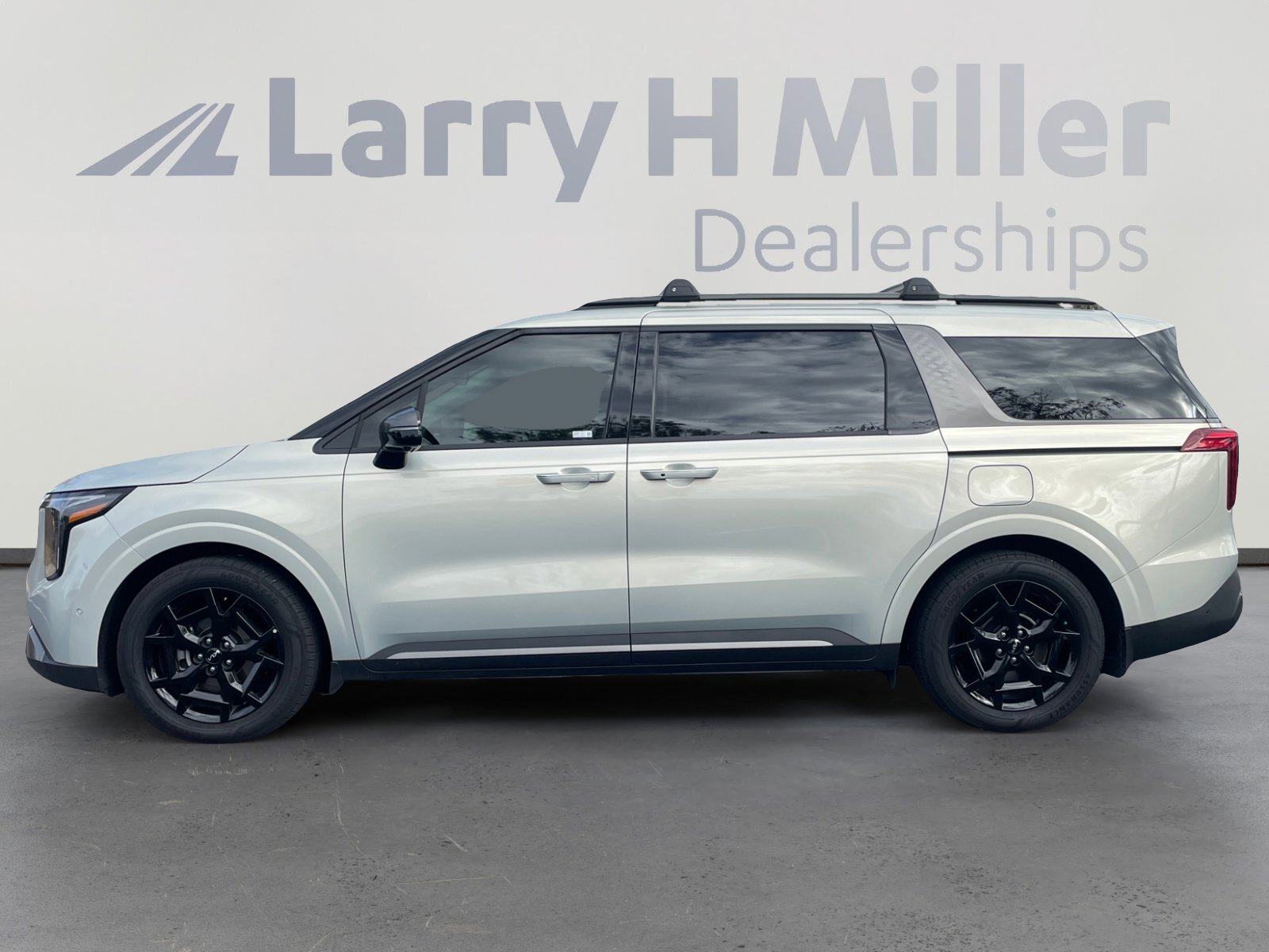 2025 Kia Carnival SX photo 2