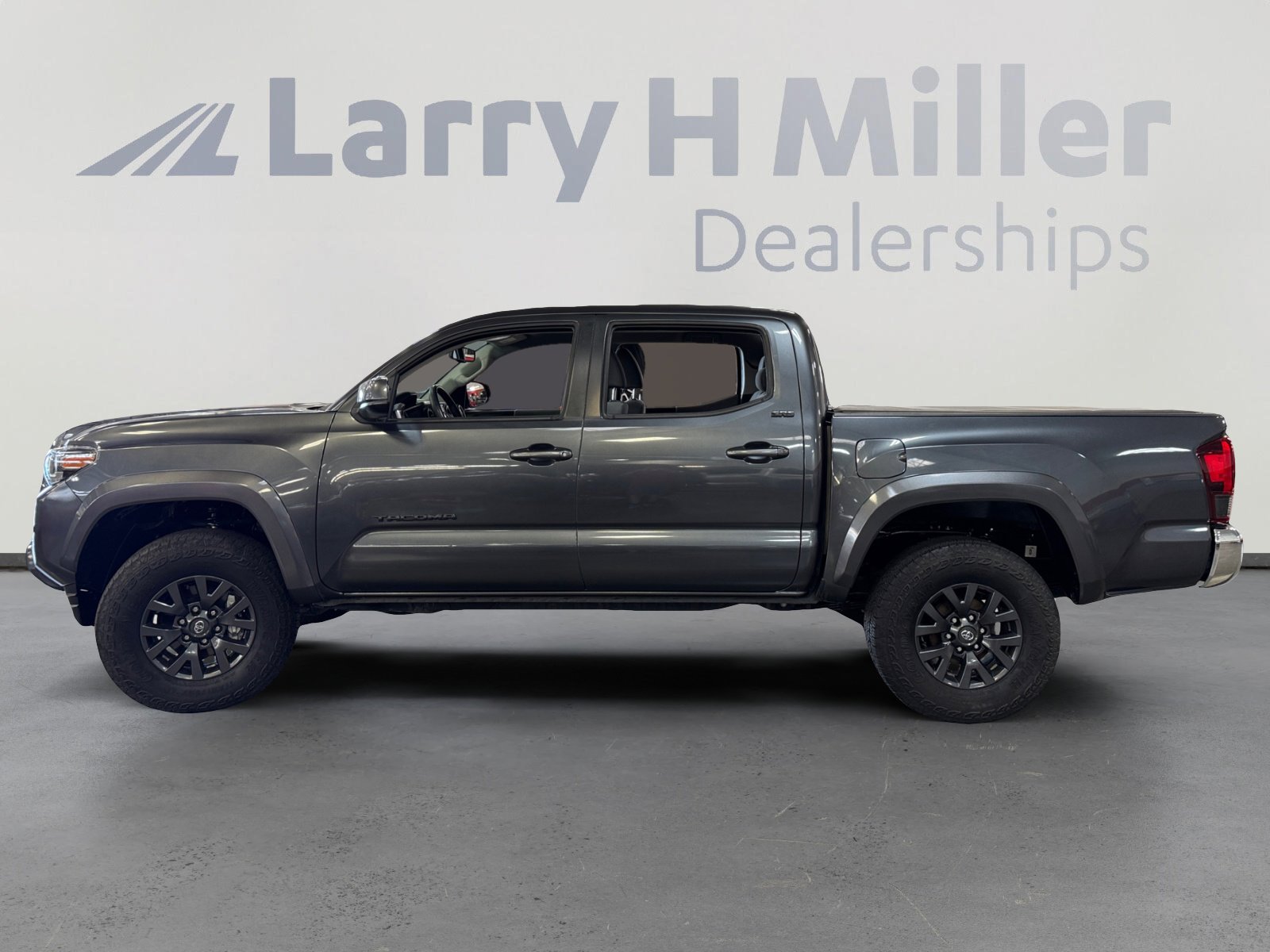 2022 Toyota Tacoma SR5 V6 photo 2