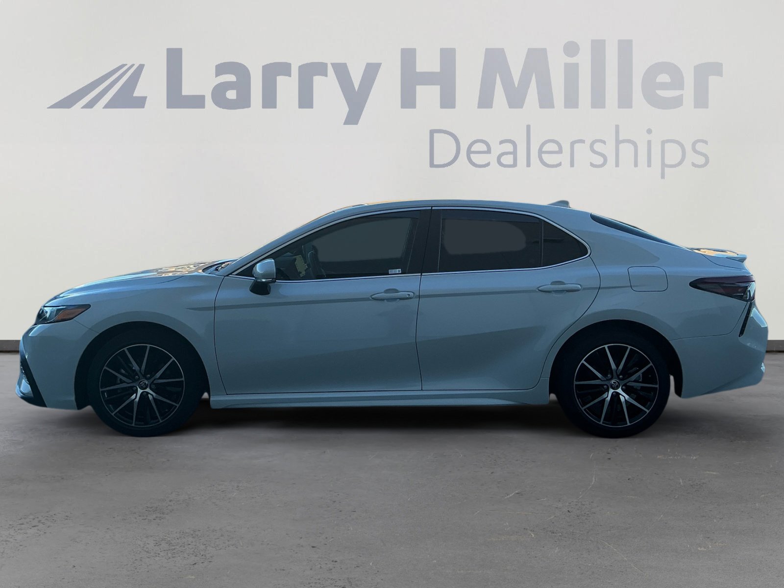 2022 Toyota Camry SE photo 2