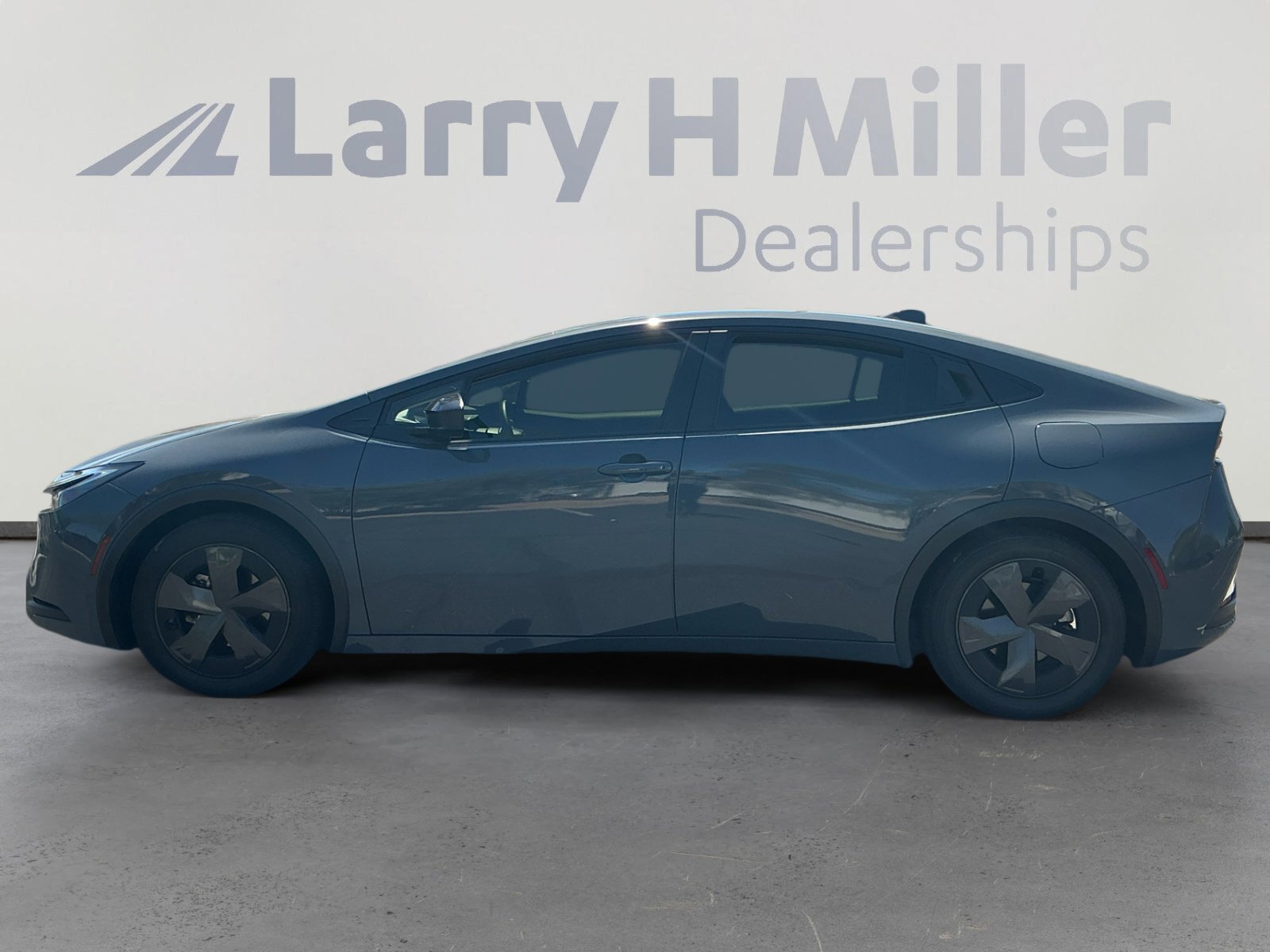 2023 Toyota Prius LE photo 2
