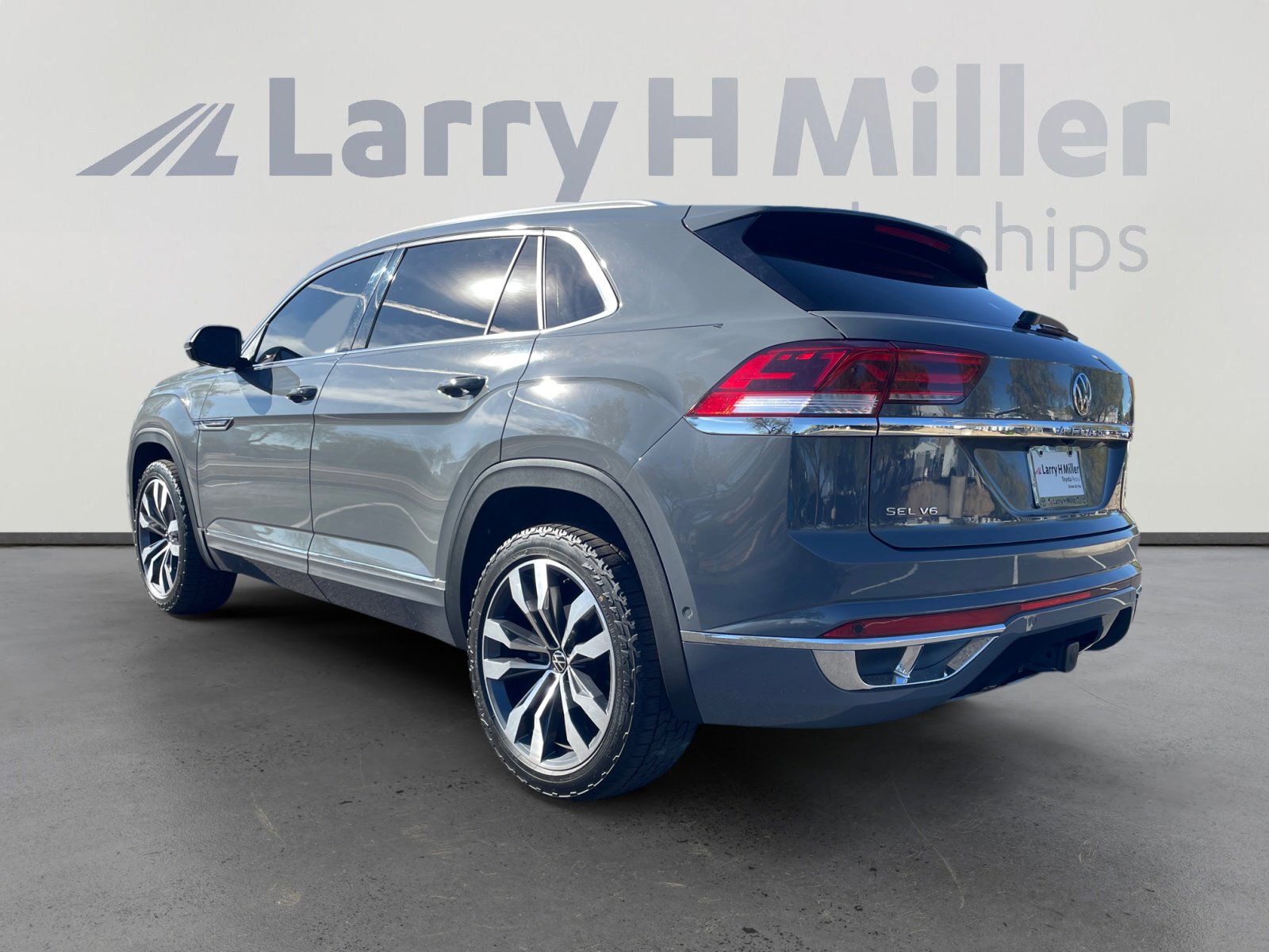 2023 Volkswagen Atlas Cross Sport V6 SEL Premium R-Line photo 2