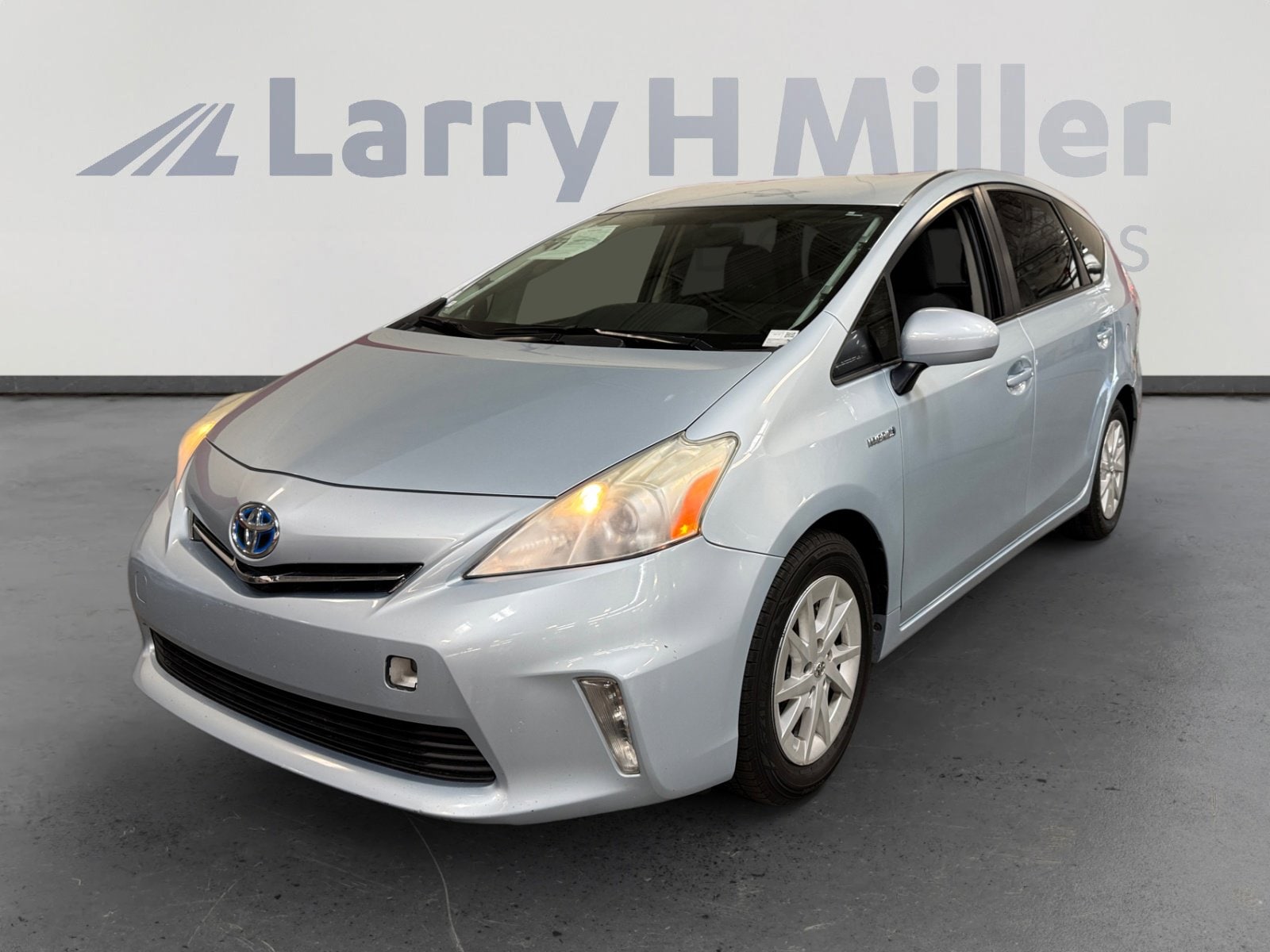2013 Toyota Prius v Five's photo