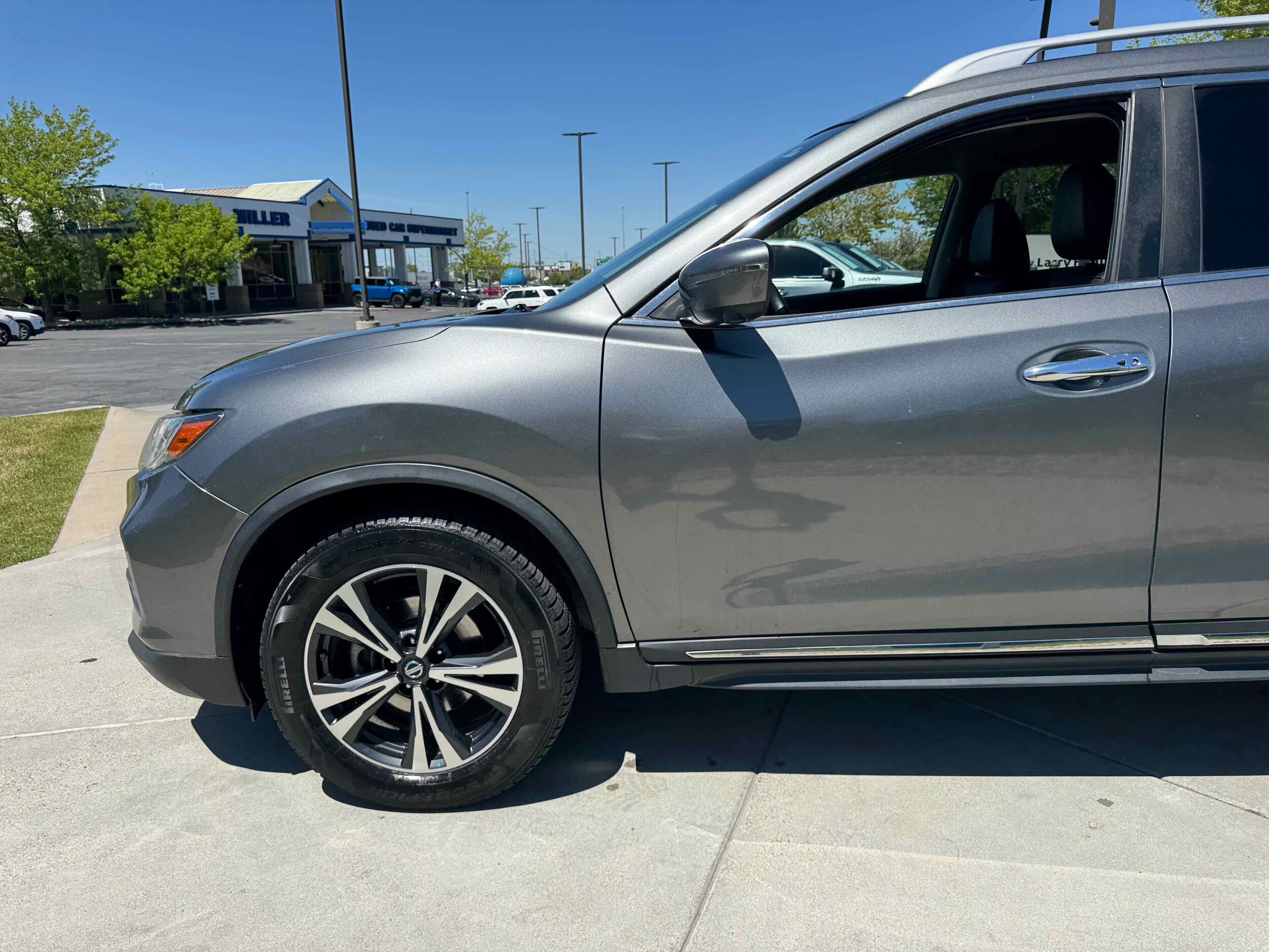 2017 Nissan Rogue SL photo 2