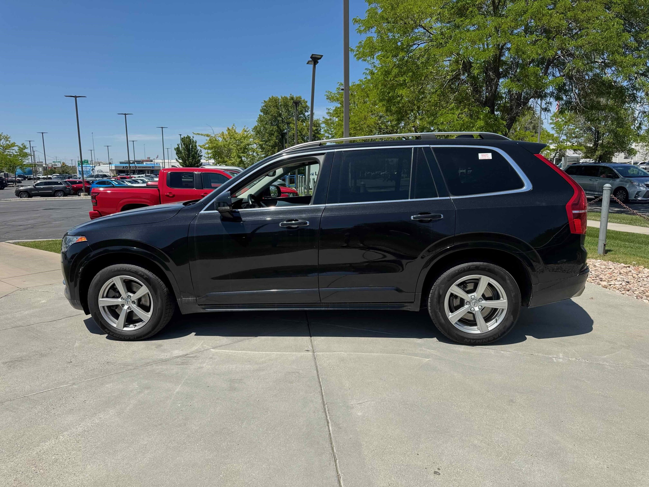 2016 Volvo XC90 T5 Momentum photo 3