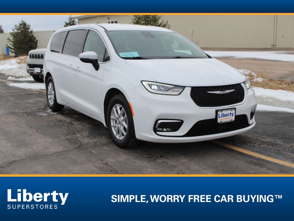2023 Chrysler Pacifica Touring L's photo