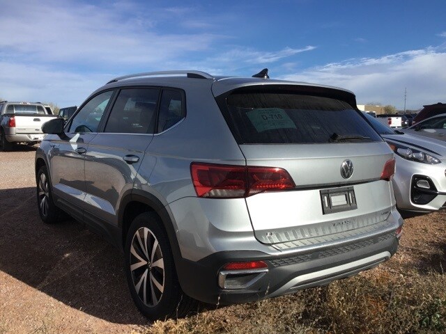 2022 Volkswagen Taos SE photo 2