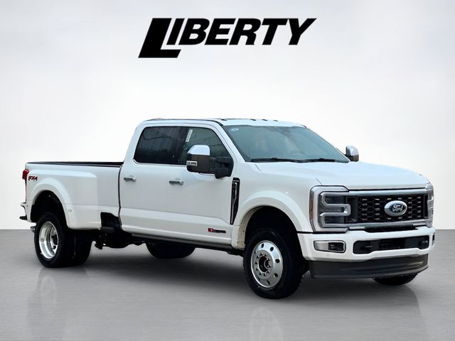 2026 Ford F-450 Super Duty Platinum's photo