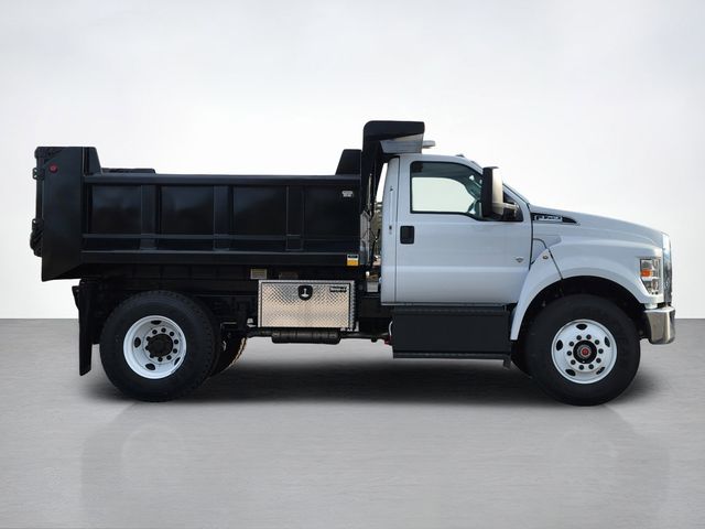 2024 Ford F-750 photo 2