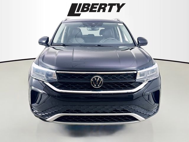 2023 Volkswagen Taos SE photo 2