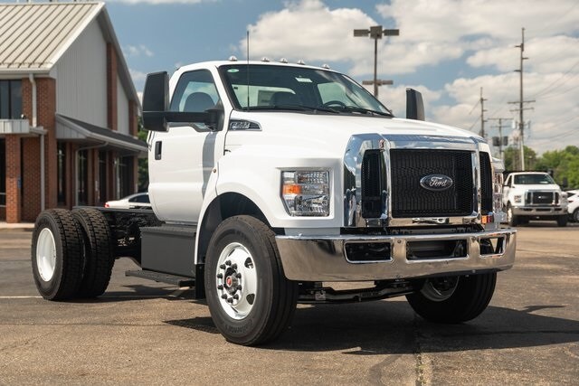 2025 Ford F-750 photo 2
