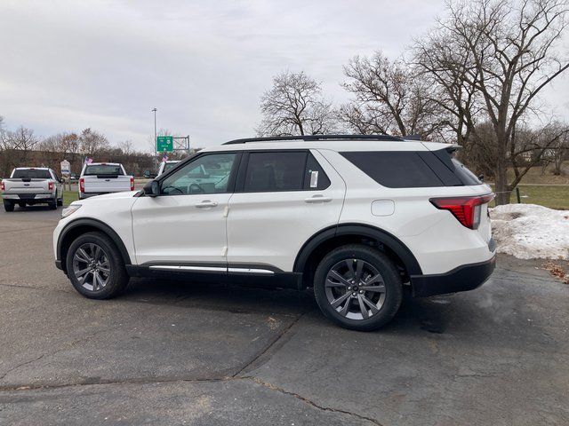 2025 Ford Explorer photo 2