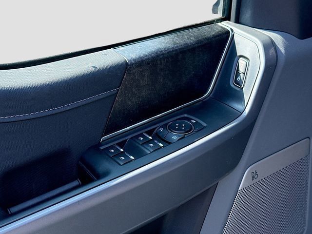 2025 Ford F-150 Lightning Flash - Photo 18