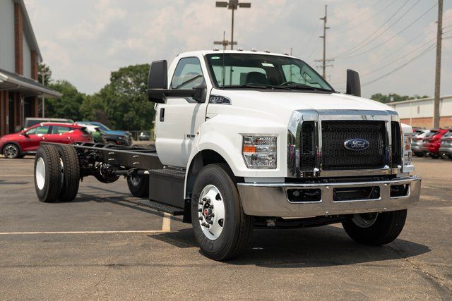 2025 Ford F-750 photo 2