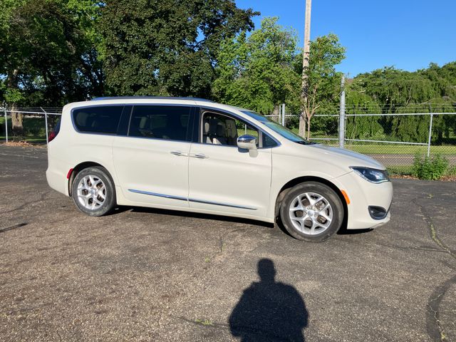 2020 Chrysler Pacifica Limited's photo