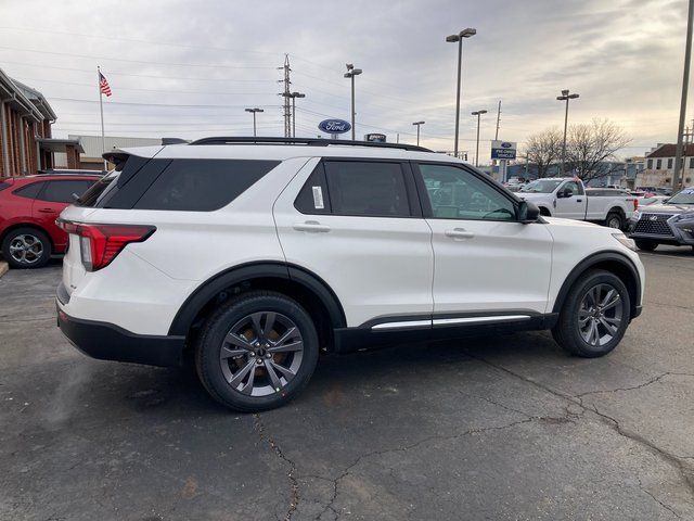 2025 Ford Explorer photo 4
