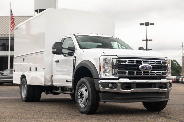 2024 Ford F-600 photo 2
