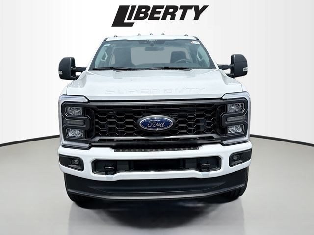 2025 Ford F-350 photo 2