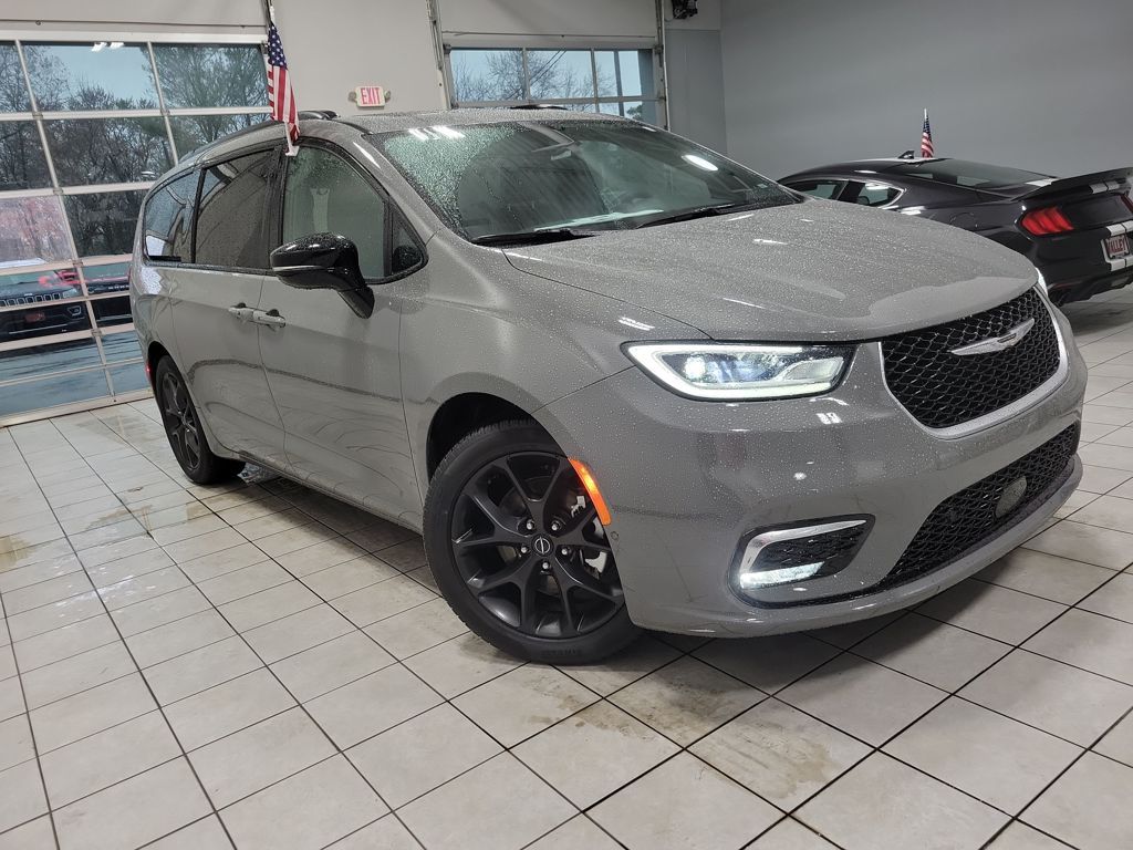 2025 Chrysler Pacifica Limited's photo