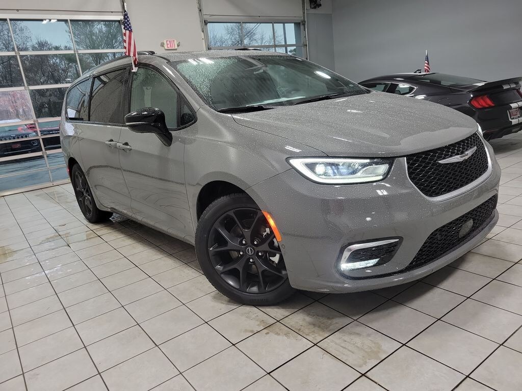 Used 2025 Chrysler Pacifica Limited Minivan/Van