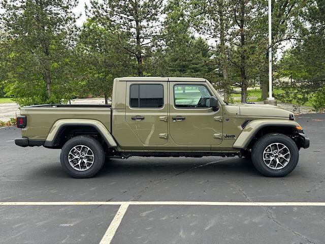 2025 Jeep Gladiator Sport S photo 2