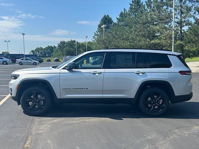 2025 Jeep Grand Cherokee Limited photo 2