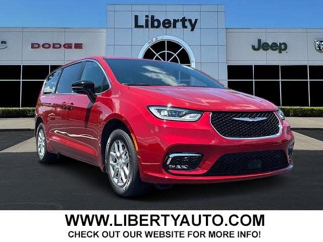 2025 Chrysler Pacifica Select's photo