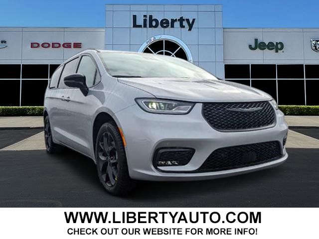 2026 Chrysler Pacifica Limited's photo