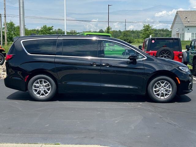 2025 Chrysler Pacifica photo 2