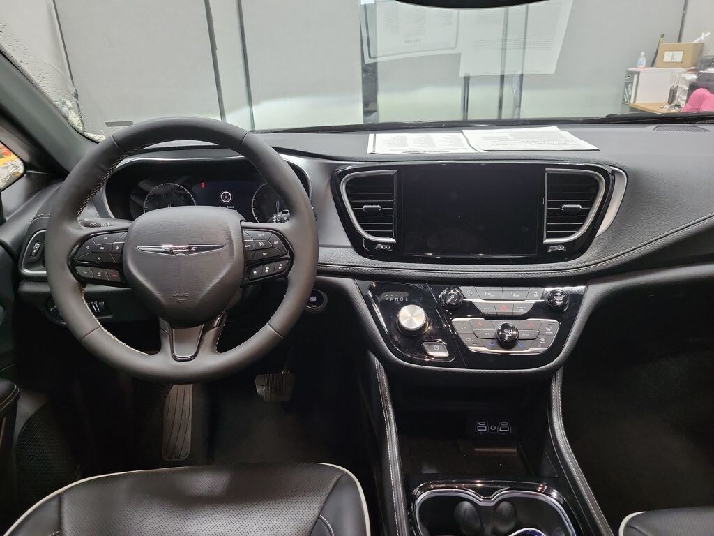 Used 2025 Chrysler Pacifica Limited Minivan/Van