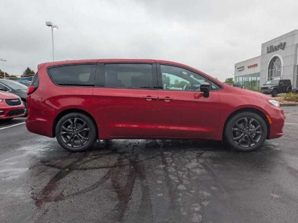 New 2026 Chrysler Pacifica SELECT Passenger Van