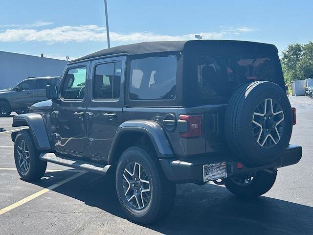 2025 Jeep Wrangler Sahara photo 4
