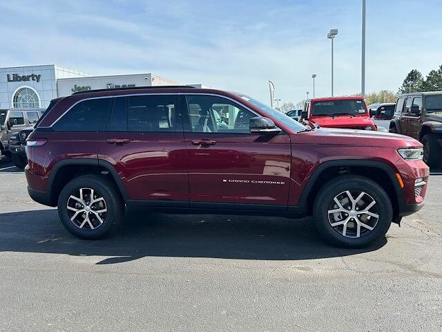 2025 Jeep Grand Cherokee Limited photo 2