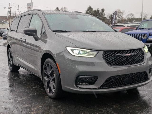 2021 Chrysler Pacifica Limited's photo