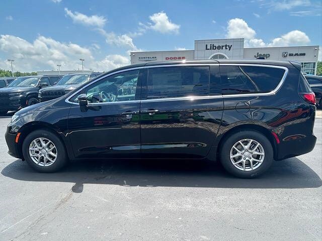 2025 Chrysler Pacifica photo 3
