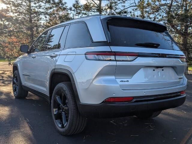 2025 Jeep Grand Cherokee Limited photo 3