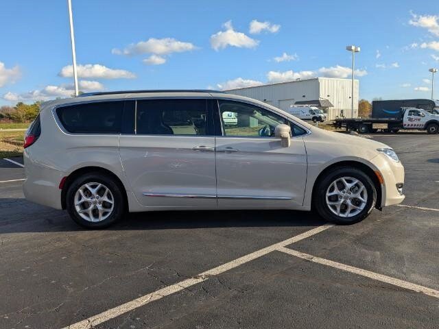 2020 Chrysler Pacifica Touring Plus photo 3