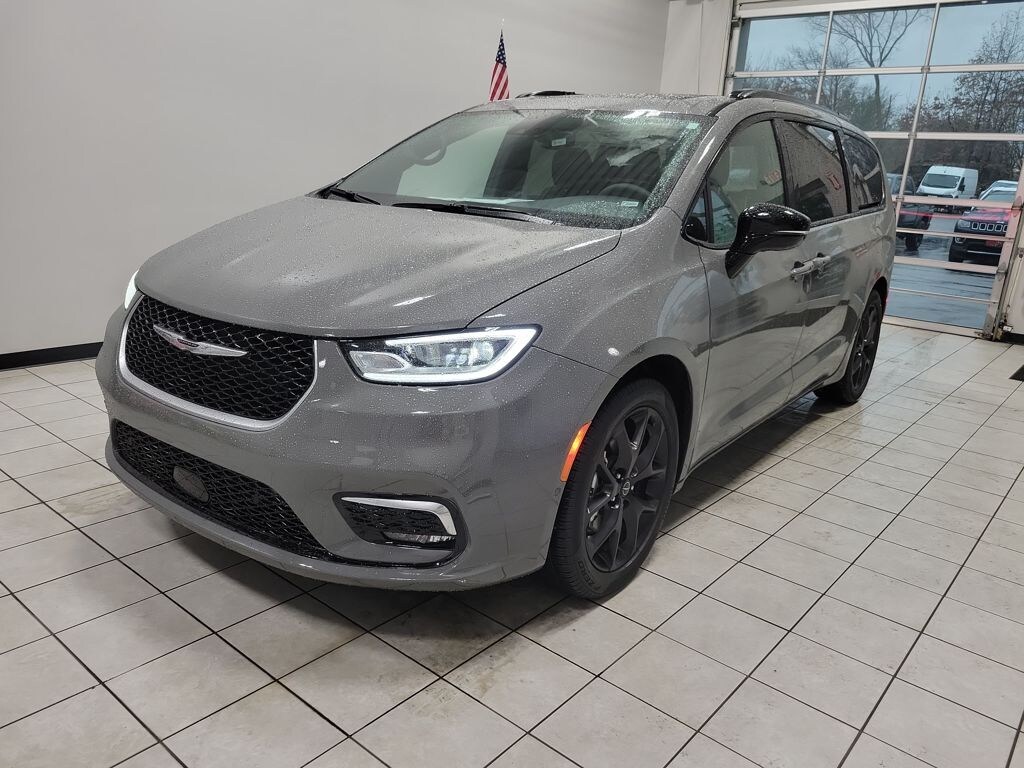 Used 2025 Chrysler Pacifica Limited Minivan/Van