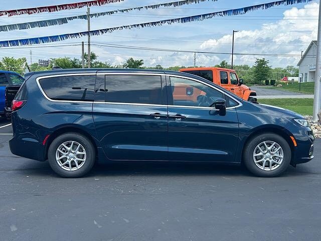 2025 Chrysler Pacifica photo 2