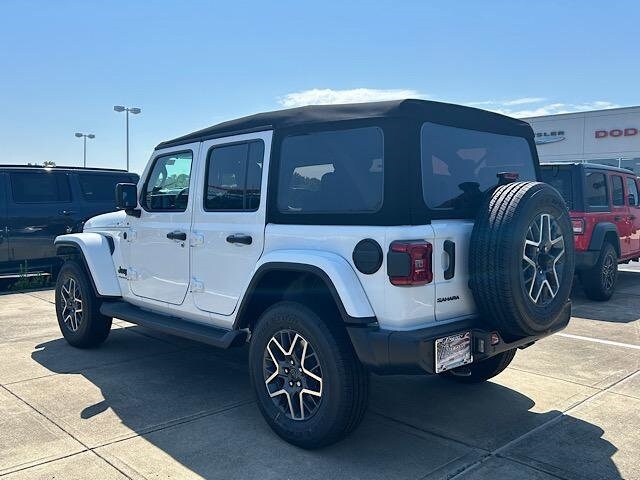 2025 Jeep Wrangler Sahara photo 4