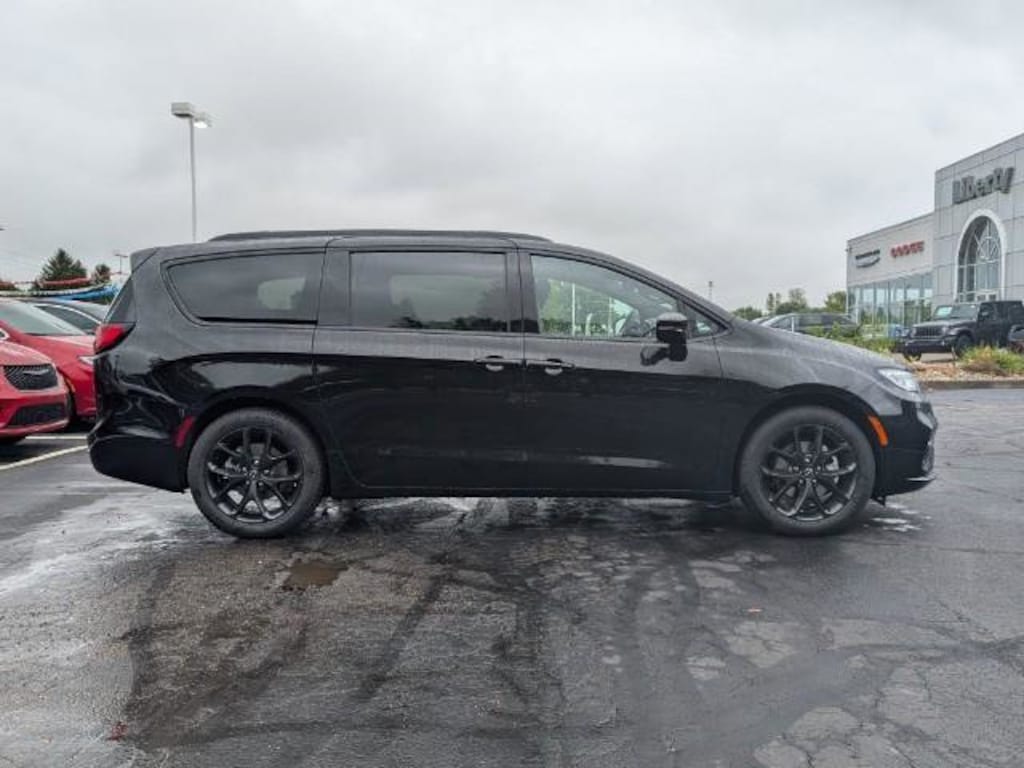 New 2026 Chrysler Pacifica LIMITED Passenger Van