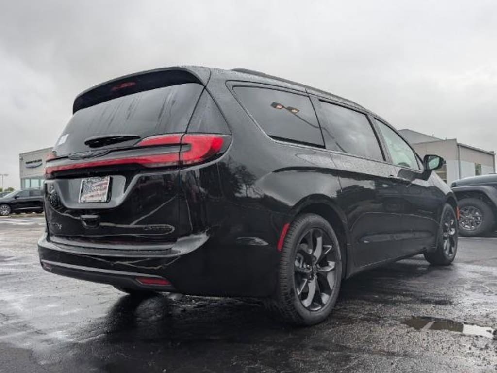 New 2026 Chrysler Pacifica LIMITED Passenger Van