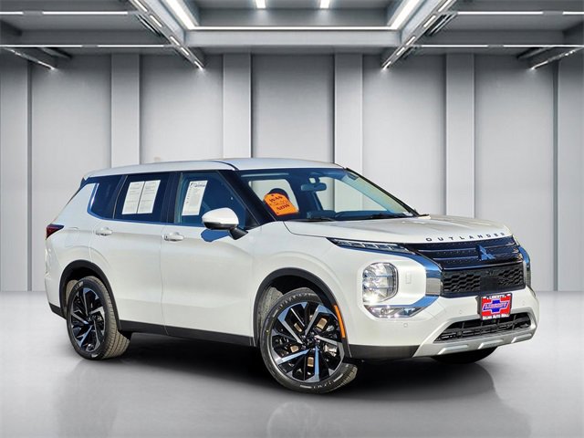 2024 Mitsubishi Outlander SE's photo