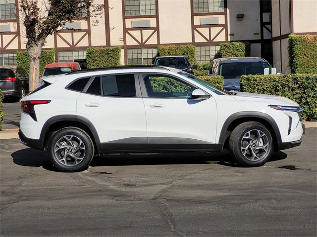 2025 Chevrolet Trax LT photo 2