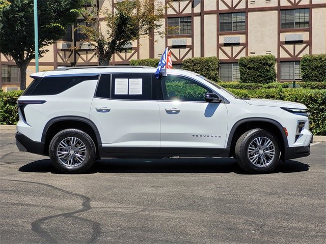 2024 Chevrolet Traverse photo 2
