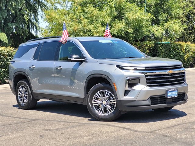 2024 Chevrolet Traverse photo 2