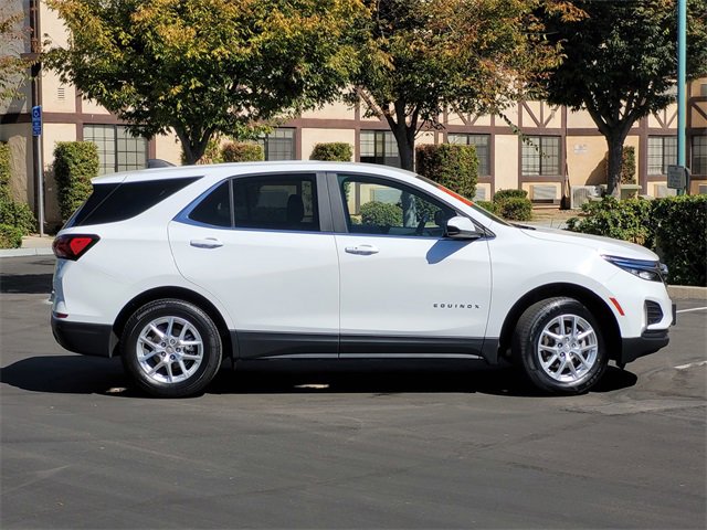 2023 Chevrolet Equinox LT photo 2