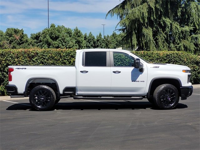 2025 Chevrolet Silverado 2500HD Custom photo 3