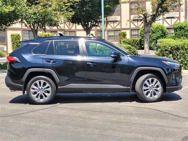 2022 Toyota RAV4 XLE Premium photo 4