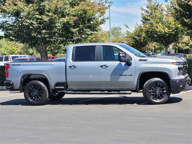 2025 Chevrolet Silverado 2500HD Custom photo 3